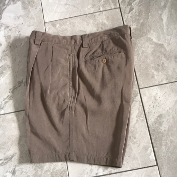 TOMMY BAHAMA Men Tan Pleated 7-Inch 100% Silk Shorts | 38 - Picture 2 of 8